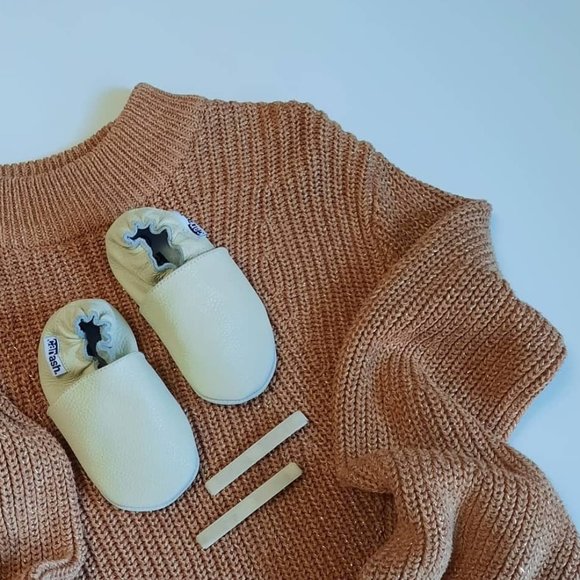 WHITE/CREAM BABY TODDLER  LEATHER SHOES/MOCCASINS - Picture 2 of 3